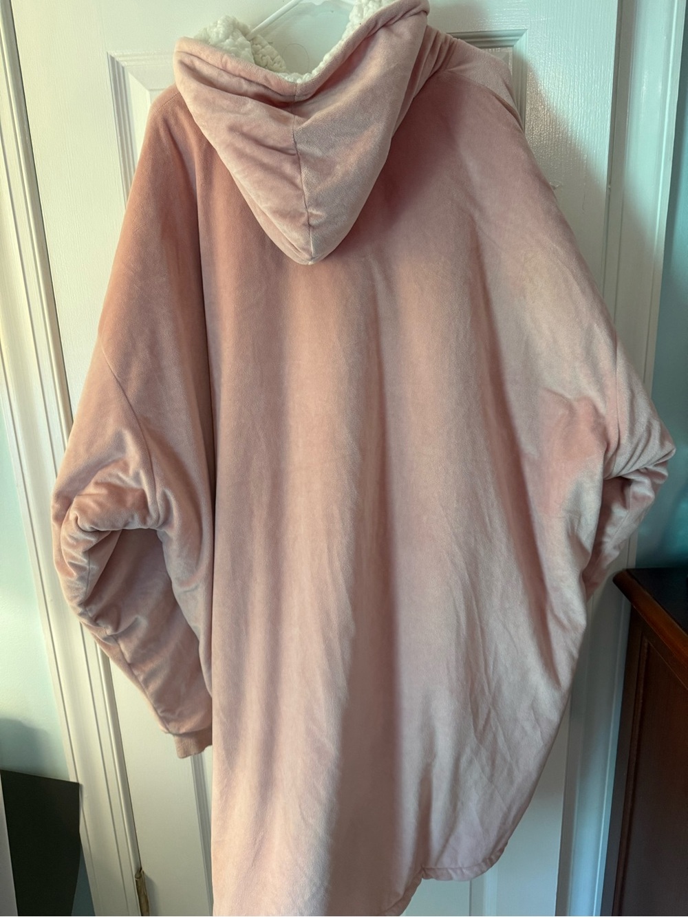 The original oversized blanket. The Comfy Hoodie blanket - Blush Pink - Picture 3 of 4